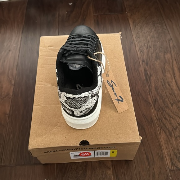 Seven7 Miki Sneaker Size 8 NWT - Picture 4 of 4